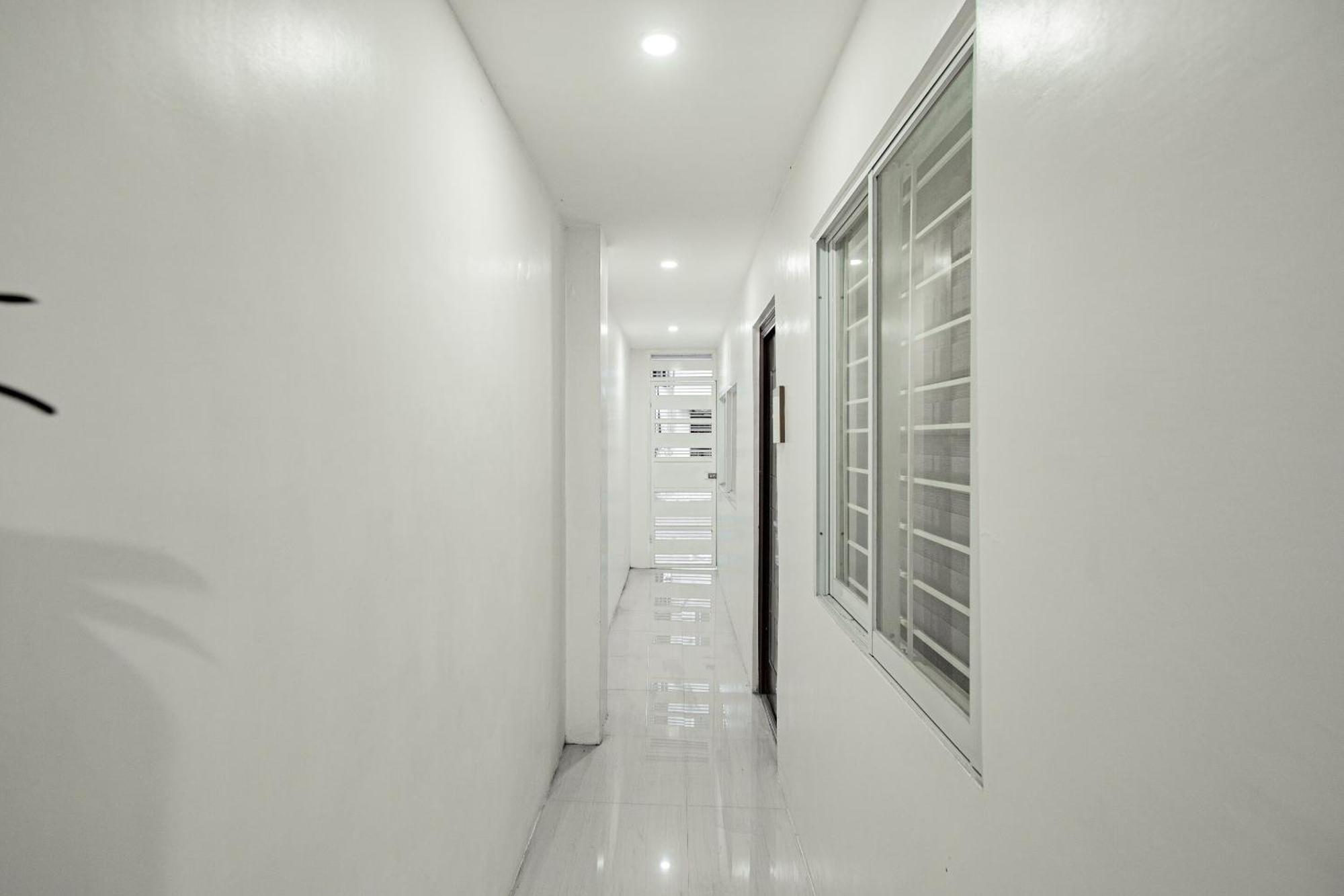 Oyo 605 The Quarters Hotel Manila Exterior photo